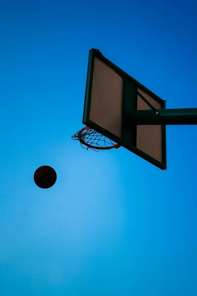 Basketball Entering Clean Basket Blue Sky — Stock Photo, Image