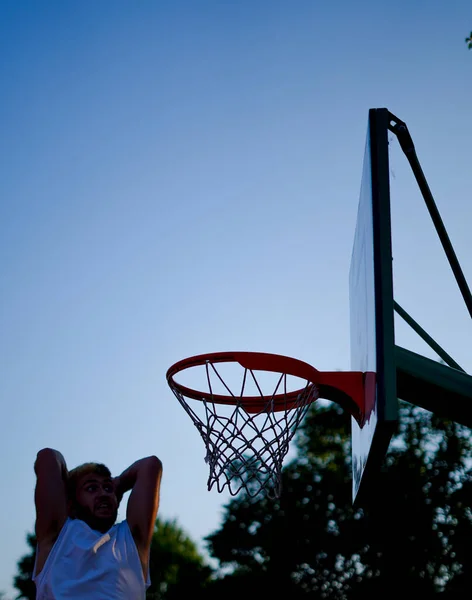 Mann Springt Beim Basketballspielen Vor Kraft Die Tiefe — Stockfoto