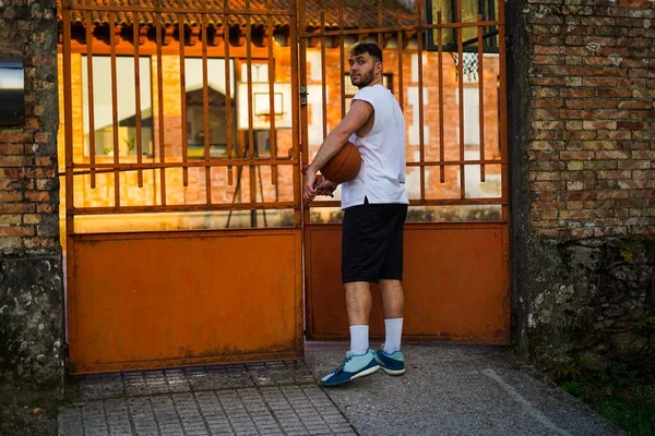 Adam parka girip içeride basketbol oynuyor.