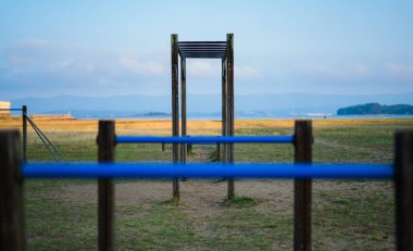 Sahilde sabah ışığı olan spor salonları.