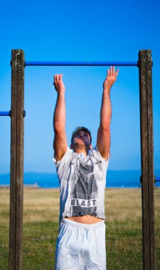Genç ve güçlü adam sabah rutininde jimnastik yapıyor.