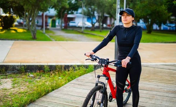 Ajuste Menina Parque Com Sua Bicicleta Vermelha Usando Tecnologias — Fotografia de Stock