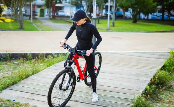 Menina Vestindo Preto Equitação Sua Bicicleta Entrar Parque — Fotografia de Stock