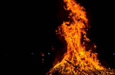 Kutlama için sahilde odun yakıyor.