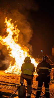 İtfaiyeciler sahildeki şenlik ateşini koruyor.