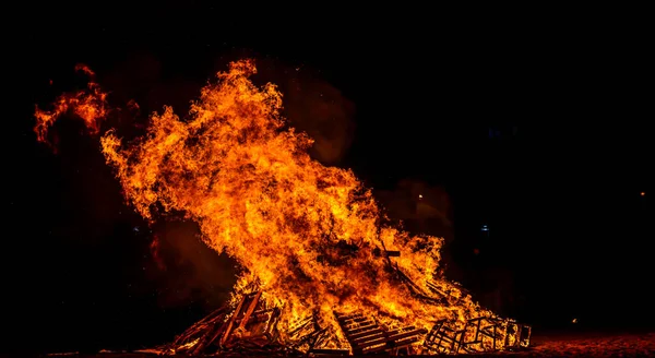Gece ateşiyle şenlik ateşi