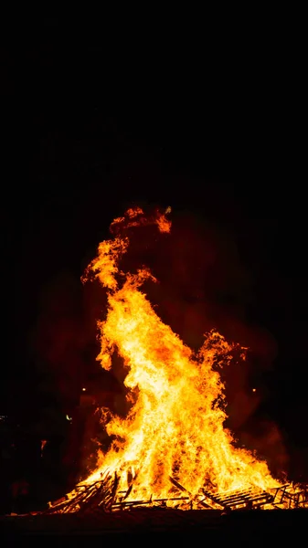Feu Joie Sur Plage Nuit Avec Hautes Flammes — Photo