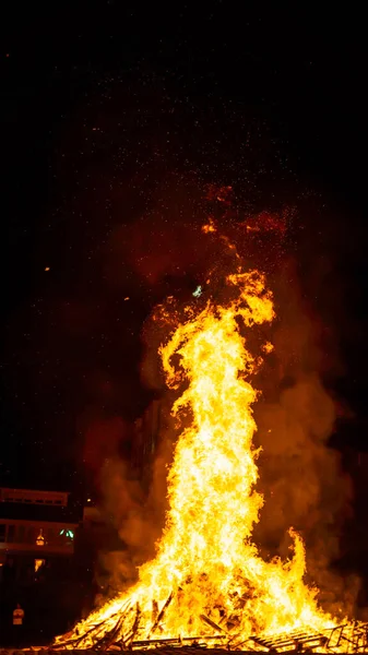 夜间在一堆篝火上燃起的火塔 — 图库照片