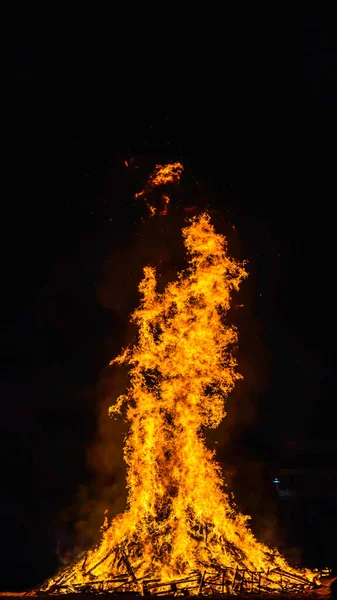Věž Plamenů Obrovském Ohni Noci Svislé — Stock fotografie