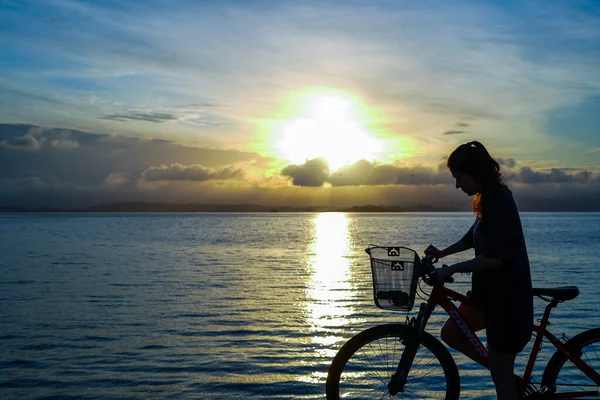 Mädchen Mit Fahrrad Auf Einem Schönen Sonnenuntergang Meer Symmetrisch Mit — Stockfoto