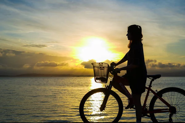 Silhueta Uma Menina Com Uma Bicicleta Belo Pôr Sol Mar — Fotografia de Stock