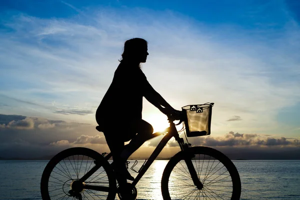 Silhueta Uma Menina Andando Bicicleta Belo Pôr Sol Mar Com — Fotografia de Stock