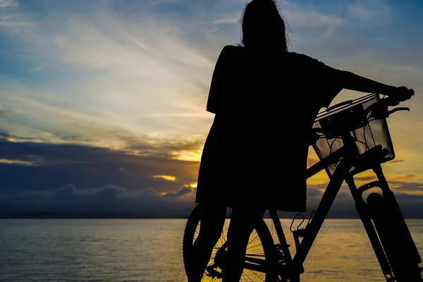 Силуэт Девушки Велосипедом Закате Морем Заднем Плане — стоковое фото