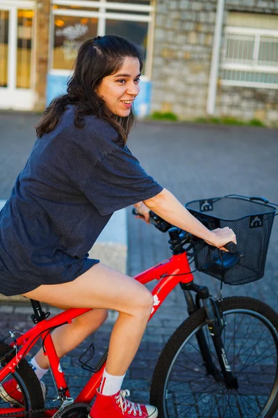Jovem Menina Montando Sua Bicicleta Vermelha Através Passeio — Fotografia de Stock