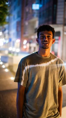 Metropol bölgesinde bir portre için poz Afrikalı Amerikalı adam