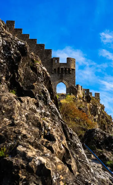 Sion Valais İsviçre 'deki Tourbillon Kalesi ve Sion Tepesi ve şehir manzarasının giriş kapısı ve duvarı.