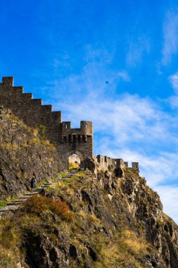 Sion Valais İsviçre 'deki Tourbillon Kalesi ve Sion Tepesi ve şehir manzarasının giriş kapısı ve duvarı.