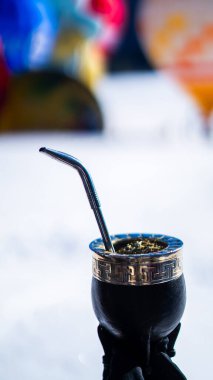 Çay, yerba dostum, sıcak içecek. Dikey fotoğraf. Arjantin