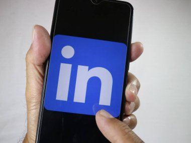 Cep telefonunu parmaklarıyla tutarken ekrandaki Linkedin logosuna dokun. 