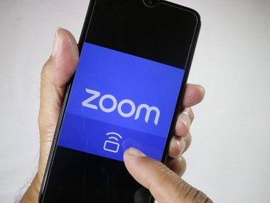 Elini cep telefonuna koyup ekrandaki Zoom logosuna dokun. 