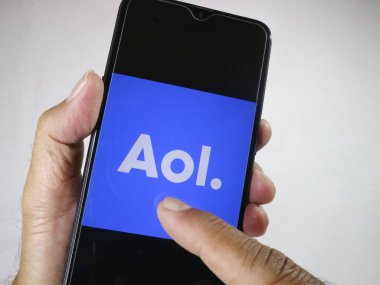 El ele tutuşan cep telefonu parmağıyla ekrandaki Aol logosuna dokun. 