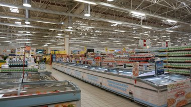 Chorlu, Türkiye - 23 Eylül 2022: Migros süpermarket içi. Migros şirketi İsviçre 'nin en büyük perakende ve toptan satış şirketidir.