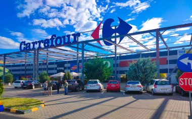 Focsani, Romanya - 12 Eylül 2022: Carrefour hipermarketinin girişi. Carrefour Avrupa 'nın en önemli hipermarket zincirlerinden biridir.