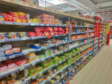 Focsani, Romanya - 12 Eylül 2022: Carrefour süpermarket içi. Carrefour Avrupa 'nın en önemli hipermarket zincirlerinden biridir.