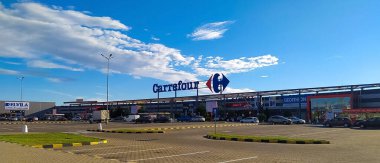 Focsani, Romanya - 12 Eylül 2022: Carrefour hipermarketinin girişi. Carrefour Avrupa 'nın en önemli hipermarket zincirlerinden biridir.