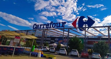Focsani, Romanya - 12 Eylül 2022: Carrefour hipermarketinin girişi. Carrefour Avrupa 'nın en önemli hipermarket zincirlerinden biridir.