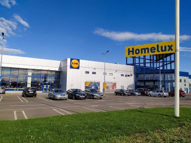 Focsani, Romanya - 12 Eylül 2022: Lidl mağazası. Alman uluslararası indirimli süpermarket perakende zinciri. Market, alışveriş merkezi..