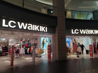 İstanbul, Türkiye - 15 Eylül 2022: LC Waikiki moda ve giyim mağazası Alışveriş Merkezi Forumunda