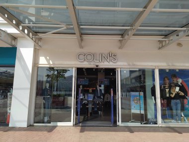 Bursa, Türkiye - 16 Eylül 2022: Inegol AVM Alışveriş Merkezi 'nde Colins mağazası. COLINS, kadın ve erkekler için kot pantolon ve günlük kıyafet konusunda uzmanlaşmış bir Türk şirketidir..