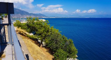Panoramik tropikal deniz, Finike, Antalya, Türkiye 'den plaj manzarası. Tatil, seyahat ve turizm konsepti.