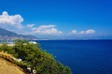 Panoramik tropikal deniz, Finike, Antalya, Türkiye 'den plaj manzarası. Tatil, seyahat ve turizm konsepti.