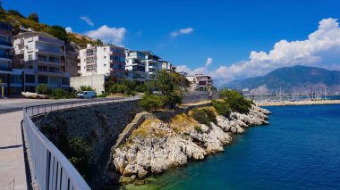 Panoramik tropikal deniz, Finike, Antalya, Türkiye 'den plaj manzarası. Tatil, seyahat ve turizm konsepti.