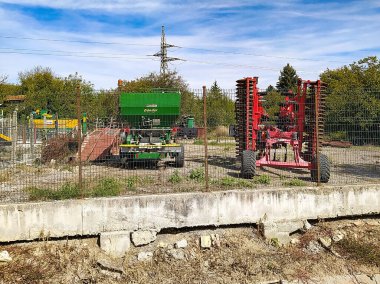 Bükreş, Romanya - 25 Eylül 2022: Otoparkta ekim ve hasat için modern tarım makineleri