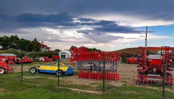 ルーマニアのバカウ 2022年9月11日 シーダーと大型ディスクプルーガスパルド トラクターがフィールドを耕すための牽引 Maschio Gaspardo Spaは多国籍グループ — ストック写真