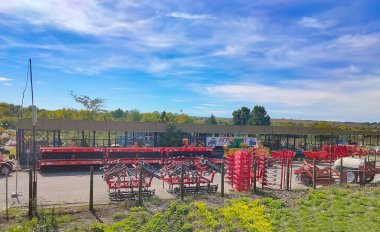 Nessebar, Bulgaristan - 25 Eylül 2022: Tarım malzemeleri, bir tarım mağazasına sunulan makineler