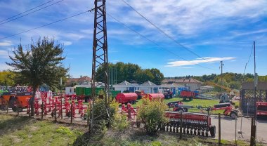 Nessebar, Bulgaristan - 25 Eylül 2022: Tarım malzemeleri, bir tarım mağazasına sunulan makineler