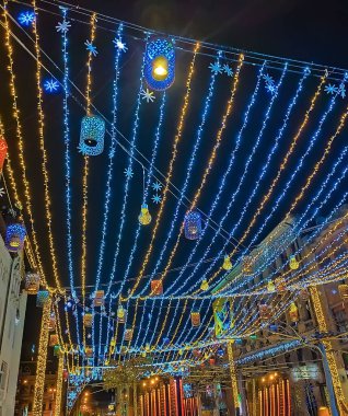 Soyut şehirde Noel ışıkları ve süslemeleri