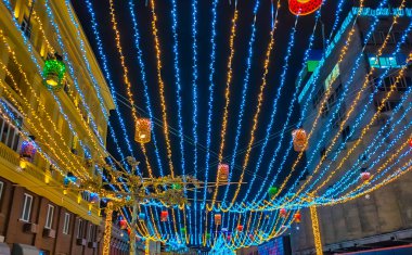 Soyut şehirde Noel ışıkları ve süslemeleri