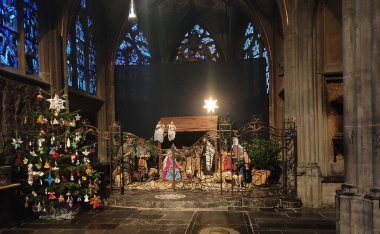 Aachen, Almanya - 3 Ocak 2022: Aachen, Almanya 'daki en eski kilisede Noel süsleri