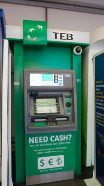 İstanbul, Türkiye - 15 Eylül 2022: Türk Ekonomi Bankası veya TEB Otomatik ATM Para Makinesi Alışveriş Merkezi Forumunda Kimsesiz