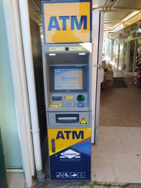 Varna Bulgaria - 13 Eylül 2022: Euronet ATM. Euronet Worldwide, merkezi Leawood, Kansas 'ta bulunan bir elektronik ödeme hizmeti sağlayıcısı..