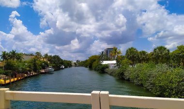 Lauderdale, Florida 'nın şehir manzarası sahili, yatları ve apartmanları gösteriyor.