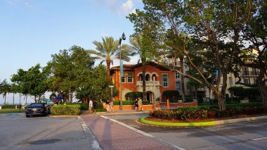 Lauderdale-By-the-Sea, Florida, ABD - 08 Mayıs 2022: Florida sahilinde tipik bir daire veya otel. ABD 'de palmiyeleri olan tropik plaj..