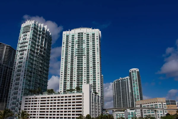 Downtown Miami Stadsbild Med Lägenheter Och Kontorsbyggnader Mot Blå Himmel — Stockfoto