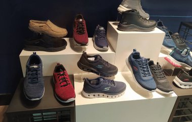 Kiyv, Ukrayna - 8 Aralık 2021: Alışveriş merkezindeki dükkanda Skechers 'ın imzası. Skechers, CEO Robert Greenberg ve oğlu Michael tarafından 1992 yılında kurulan bir Amerikan ayakkabı şirketidir.