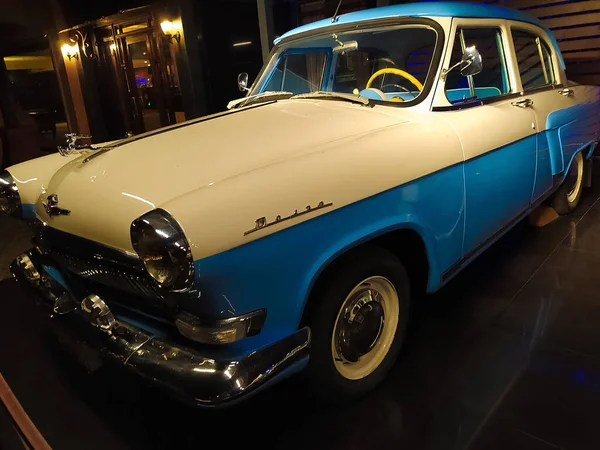 Goynuk, Türkiye - 20 Eylül 2022 İki tonluk eski Volga GAZ-21 otomobili otelin önüne park edildi. Volga GAZ-21, 1956-1970 yılları arasında Gorky Otomobil Santrali 'nde seri üretilen bir Sovyet orta sınıf arabasıdır..